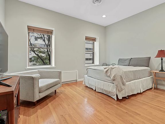 3rd image of 419 W 50th St