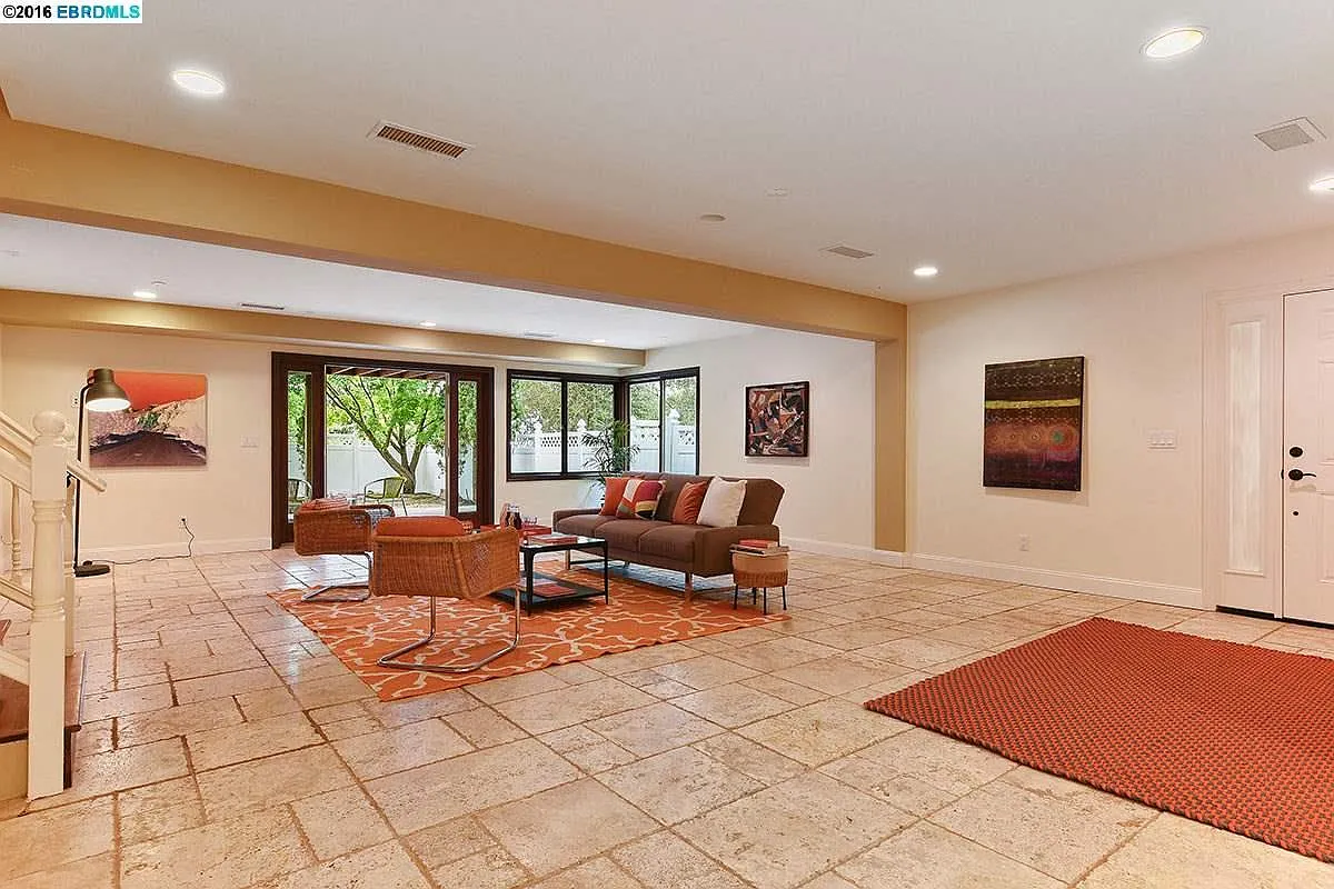 1530 Summit Rd — Photo 2