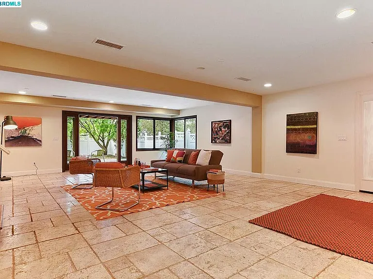 1530 Summit Rd — Photo 2
