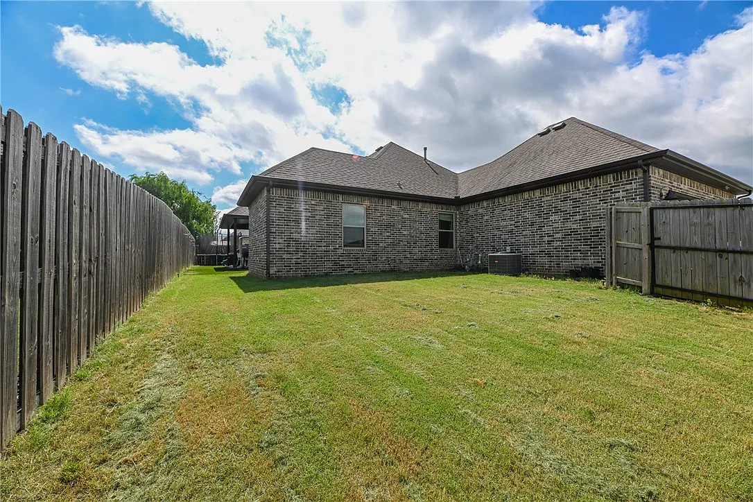 4 bed, 2.5 bath, 2200 sqft, $2,950 — Photo 3