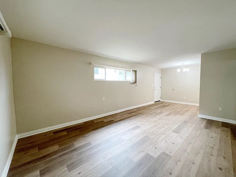 2851 Montrose Ave — Photo 9