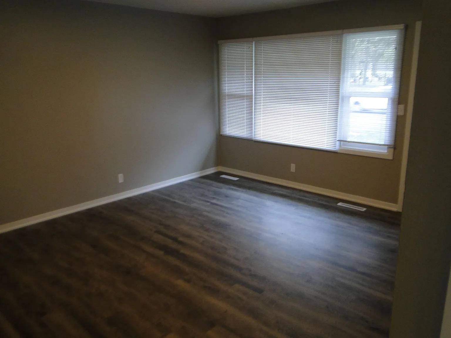 3 bed, 800 sqft, $1,100 — Photo 2