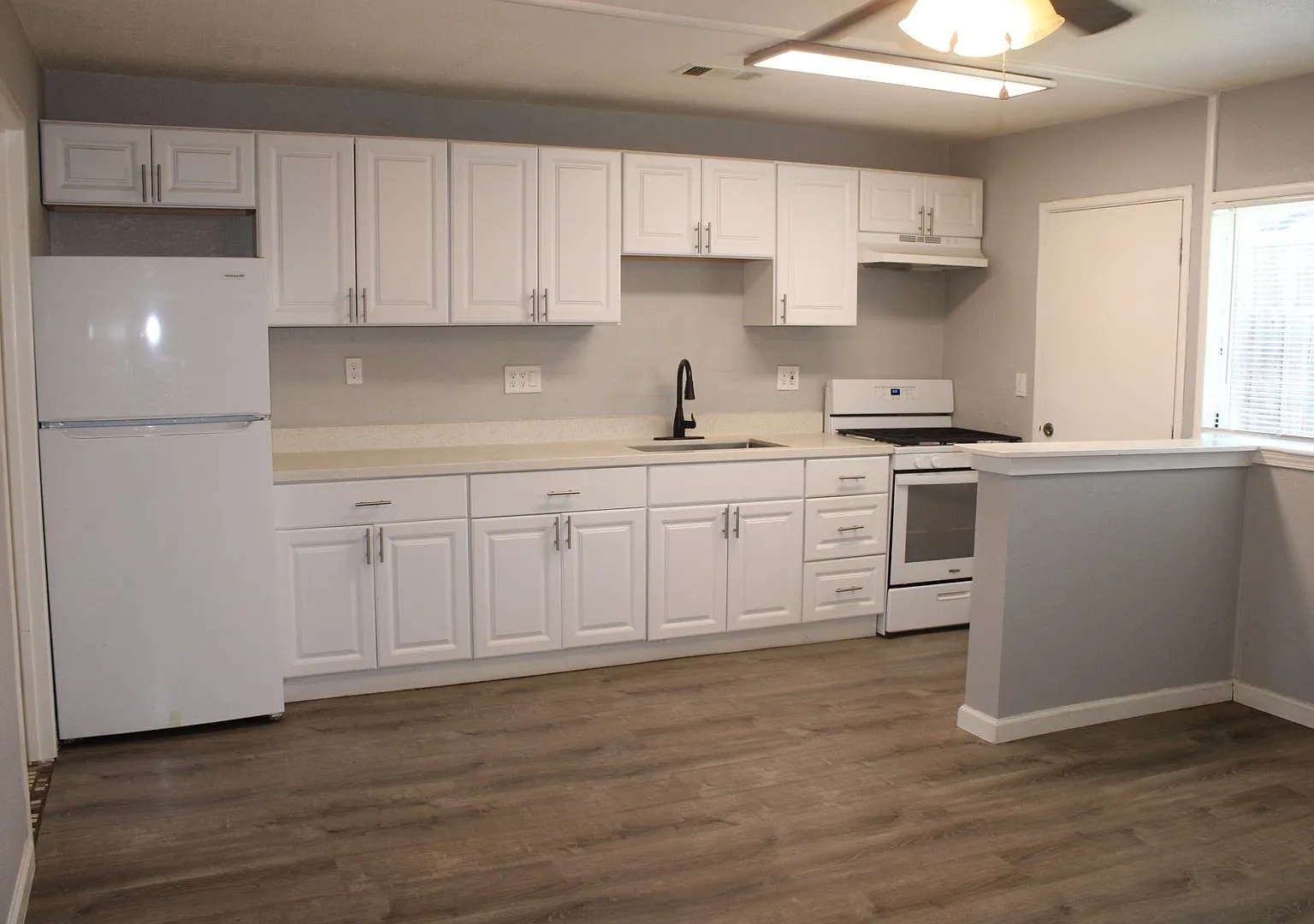 Two Bedroom Plus Bonus Room In Pittsburg Single Story Four-Plex- Optional Detached Garage Available! — Photo 4