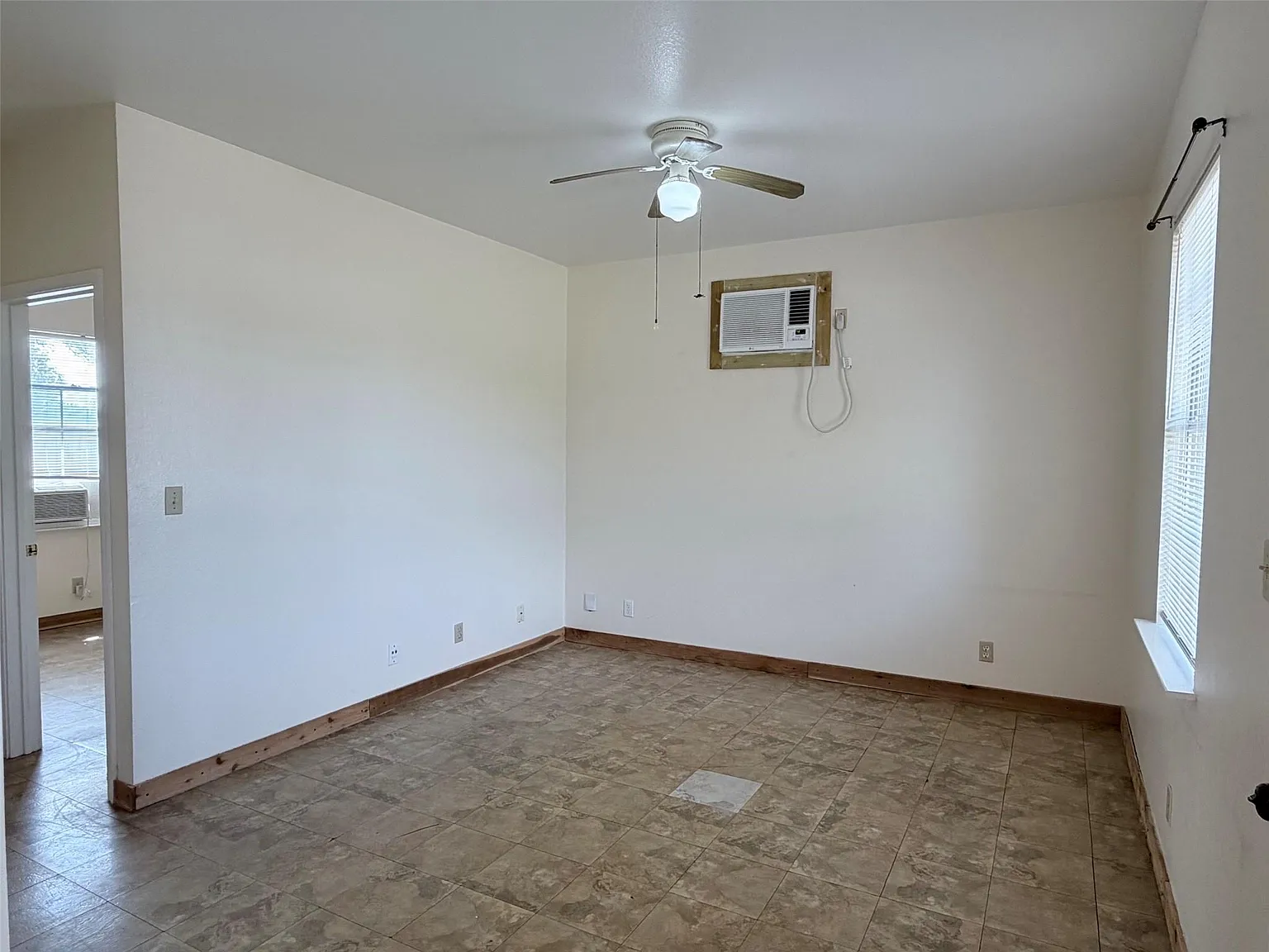 2 bed, 1.0 bath, 576 sqft, $975 — Photo 3