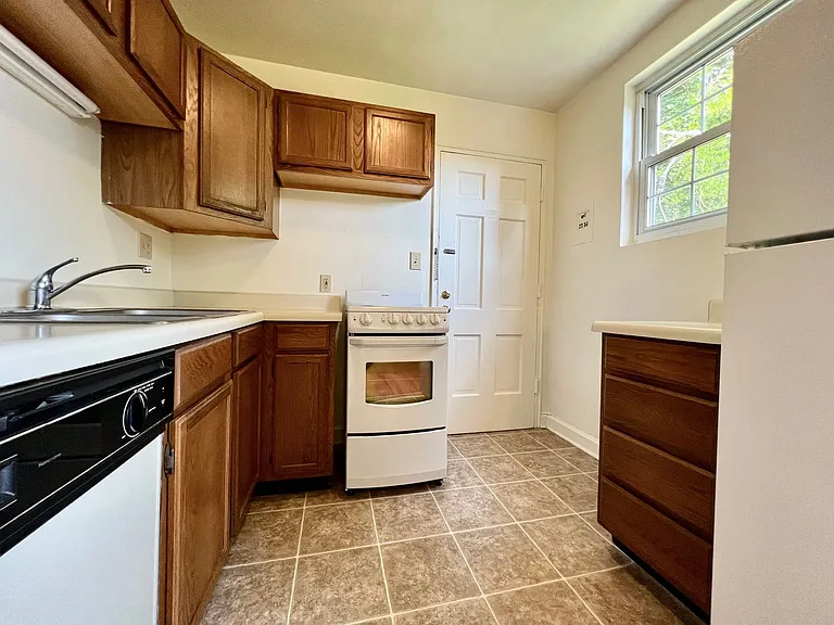 Lindley Park Manor — Photo 18