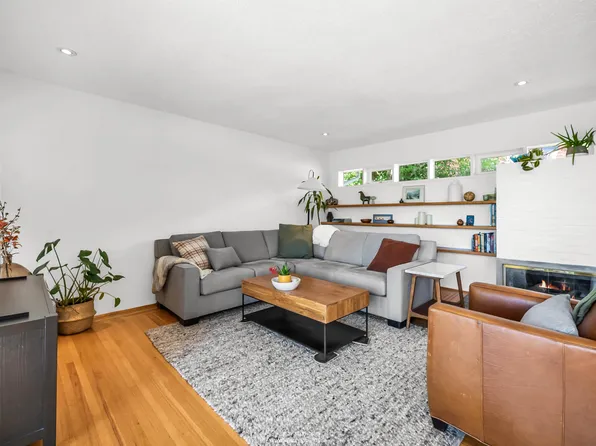 947 Evergreen Pl, North Vancouver, BC V7R 1R5