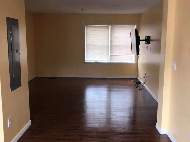 3 Bedroom 2 Bathroom Garden Apartment Blocks From Penn West — Photo 6