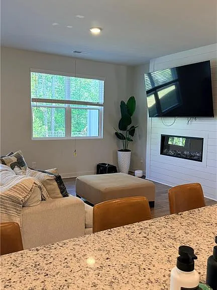 1030 Sutherland Ln — Photo 6