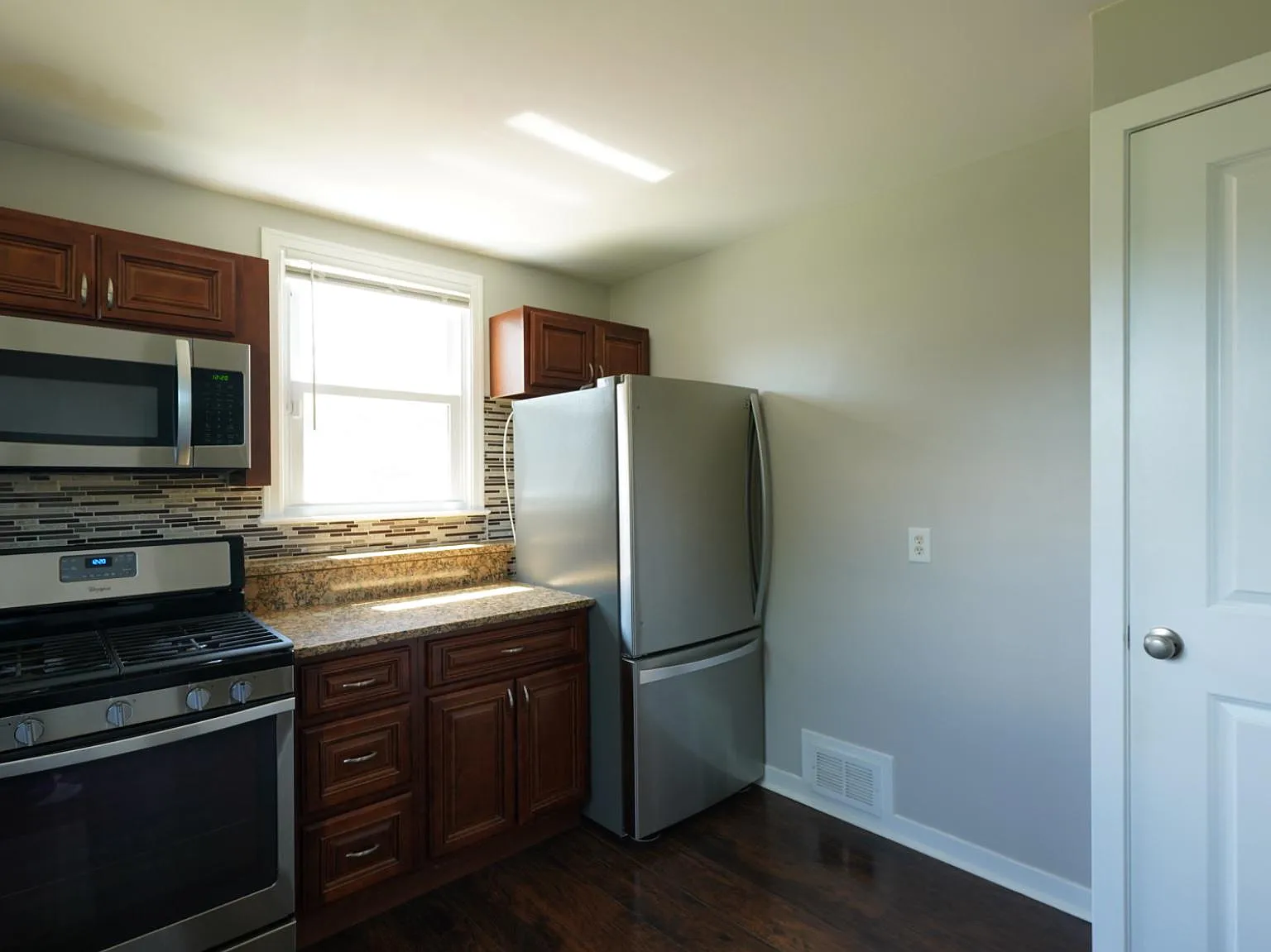 3 bed, 1.5 bath, 1184 sqft, $2,600 — Photo 4
