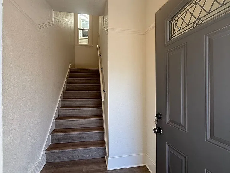 1052 Jamestown Ave — Photo 3