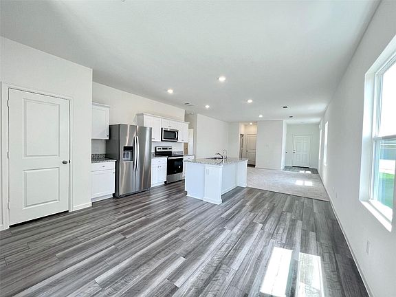 5th image of 680 Amesbury Rd