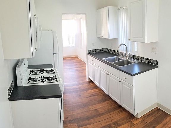 3rd image of 3913 Marine View Ave #3921-1/2