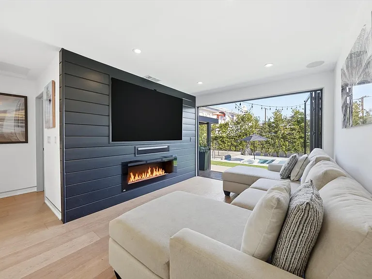 2219 Graham Ave — Photo 2