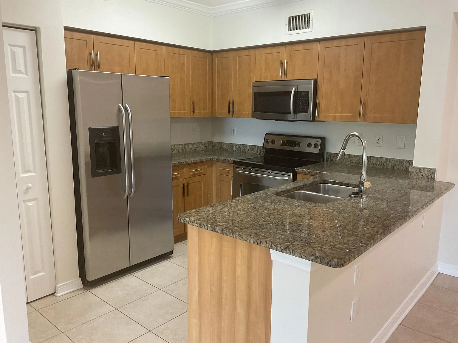 3 bed, 2.0 bath, 1381 sqft, $2,700 — Photo 1