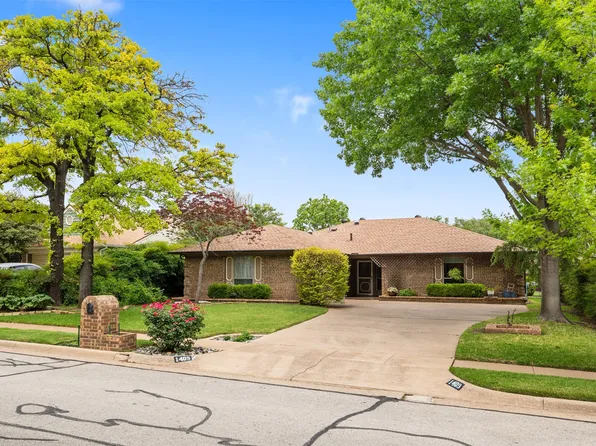 1409 Circle Ln, Bedford, TX 76022