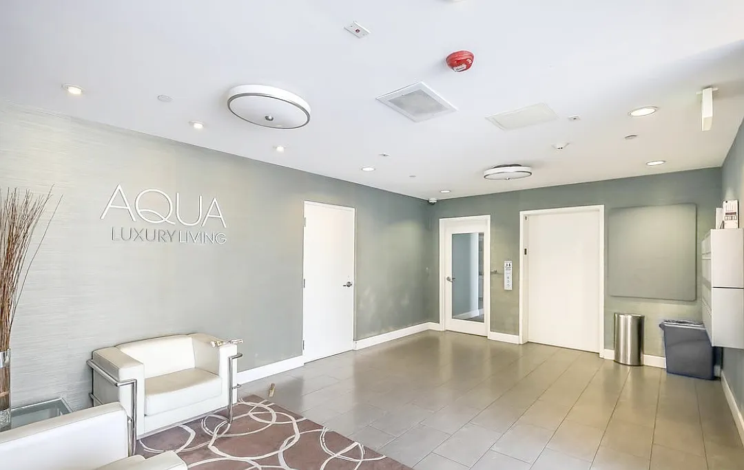 Building Photo - 214 S Alexandria Ave #405