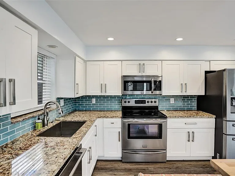 1710 SW 6th Ave — Photo 8
