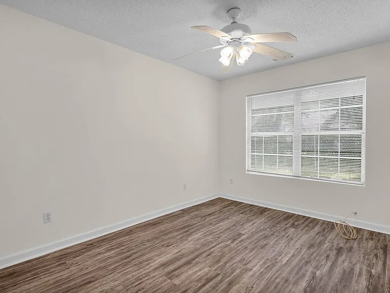 1202 E Waldburg St — Photo 11