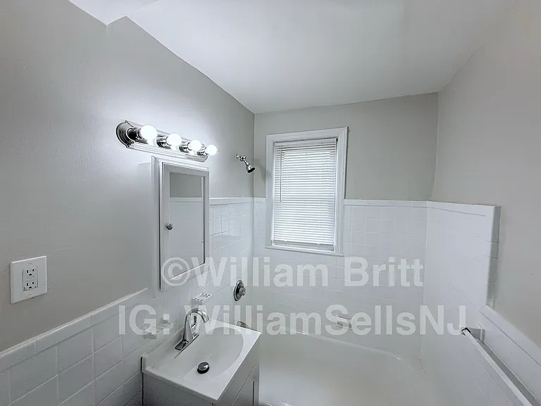 500-502 Alma Ter #B4 — Photo 9