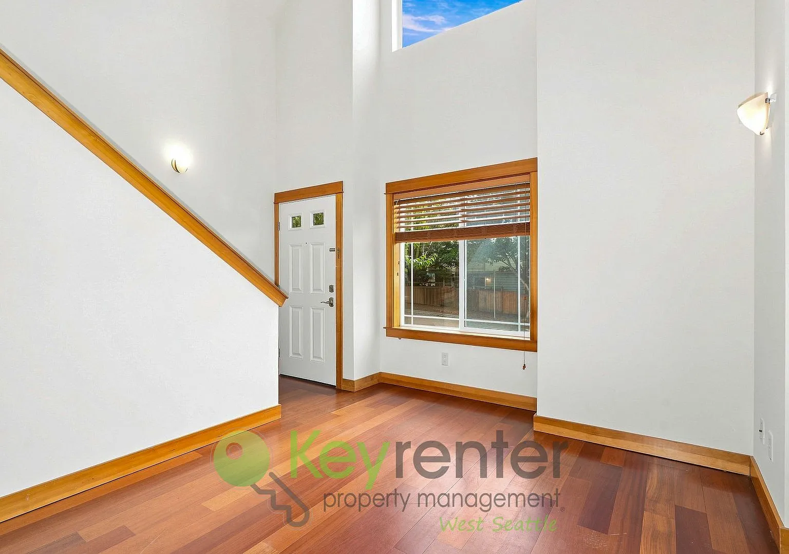 Elegant Corner Lot Home with Office and Patio — Photo 2