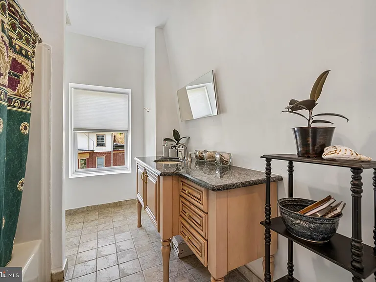 229 W Hansberry St — Photo 33