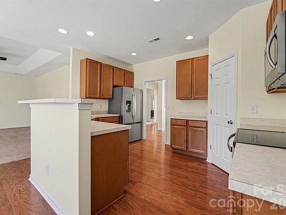 5th image of 1604 Swan Dr