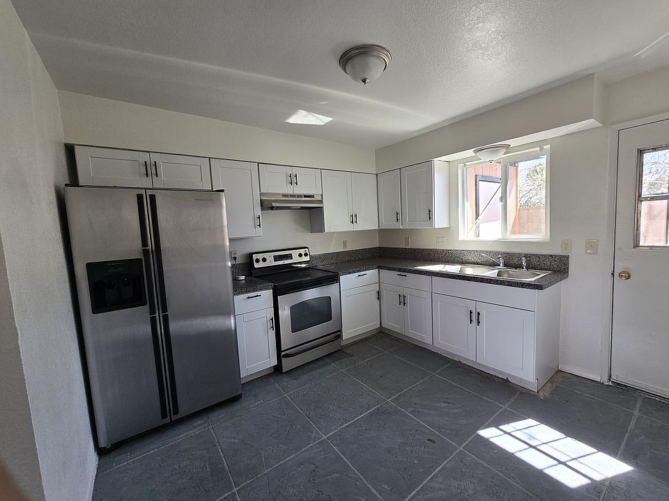 Beautifully Renovated Large New Kitchen