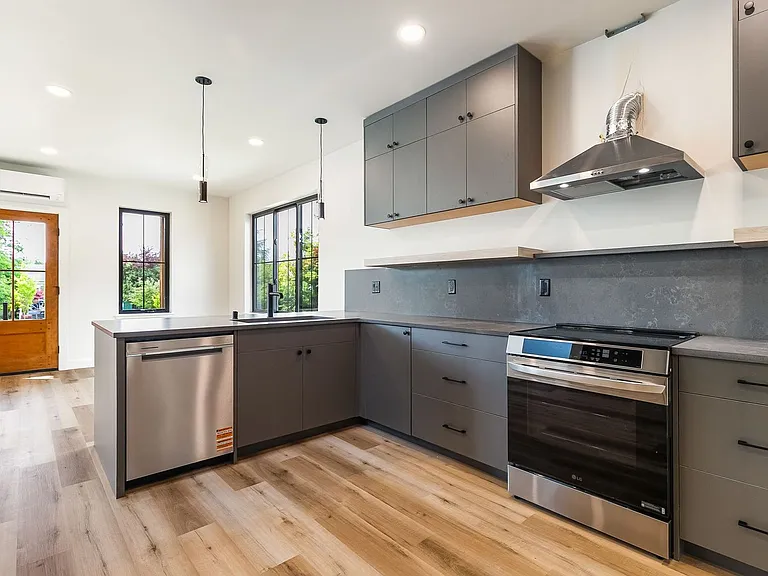 1615 Larrabee Ave — Photo 4