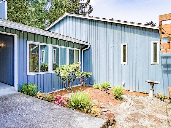 4th image of 2209 NE Brookview Dr