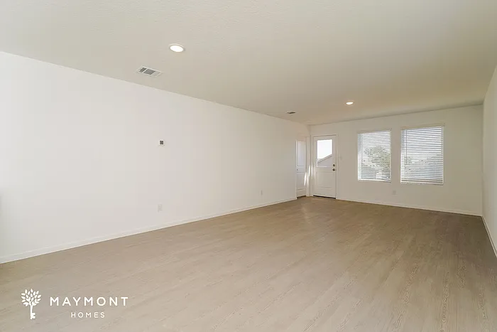 3 bed, 2.0 bath, 1402 sqft, $1,645 — Photo 3