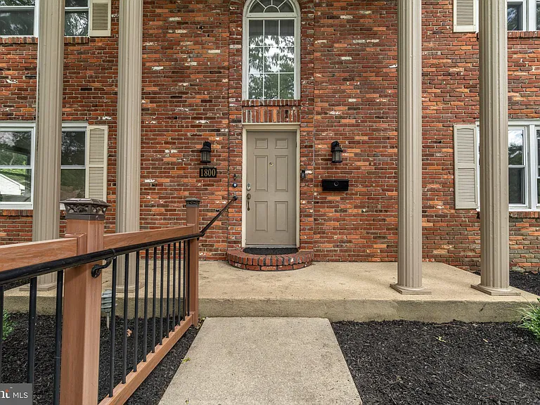 1800 Lark Ln — Photo 7