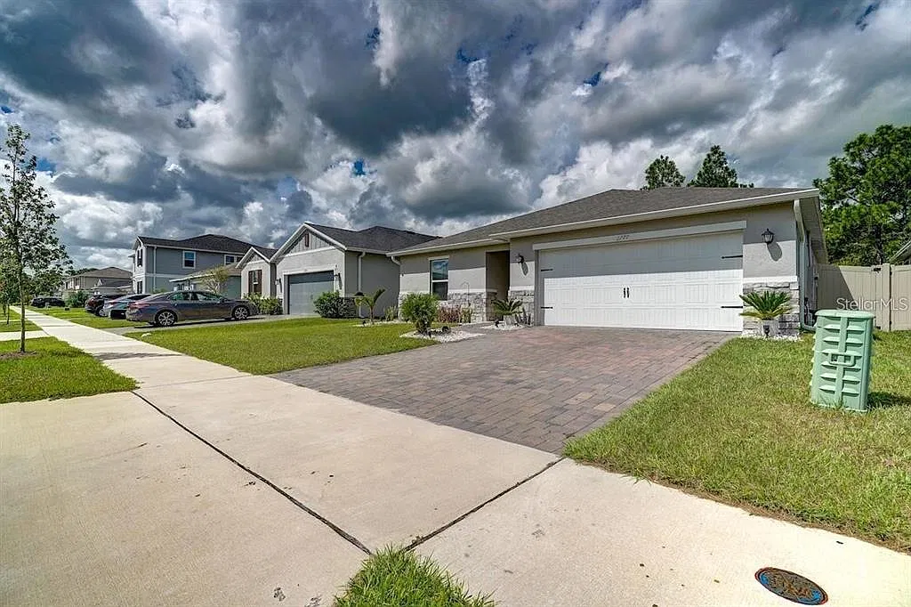 4 bed, 2.0 bath, 1696 sqft, $2,500 — Photo 2
