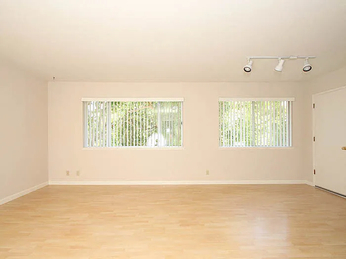 562 Kendall Avenue — Photo 14