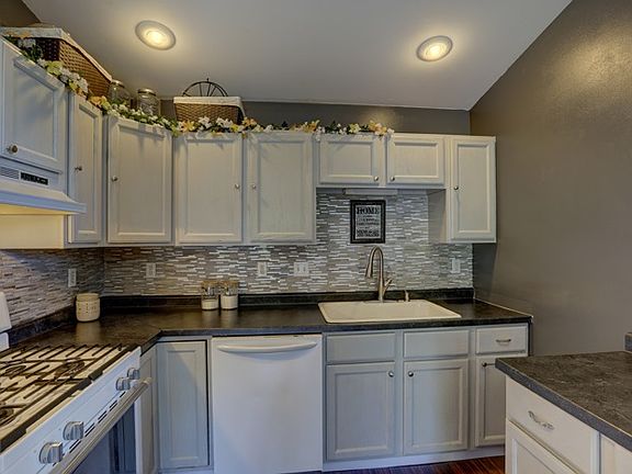4th image of 1905 Wisteria Ln