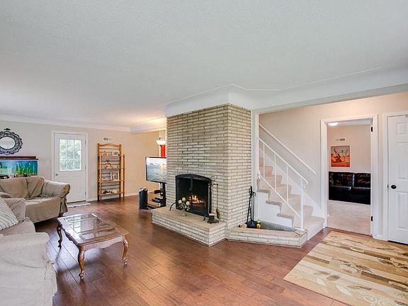 4th image of 985 Allen Ave