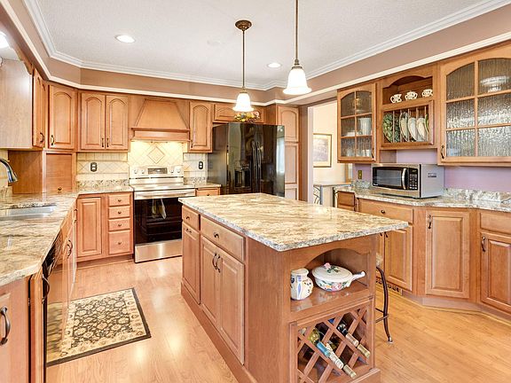 2nd image of 112 Knoll Cir E