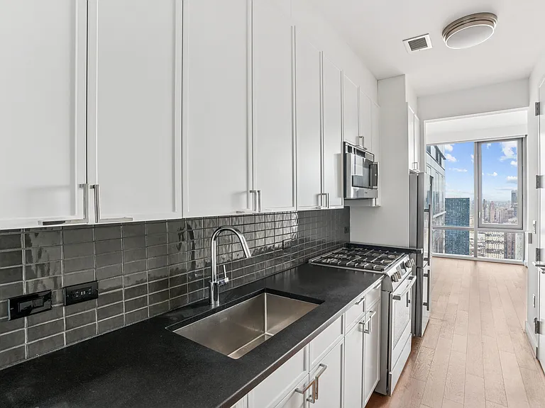 435 W 31st St #59A — Photo 7