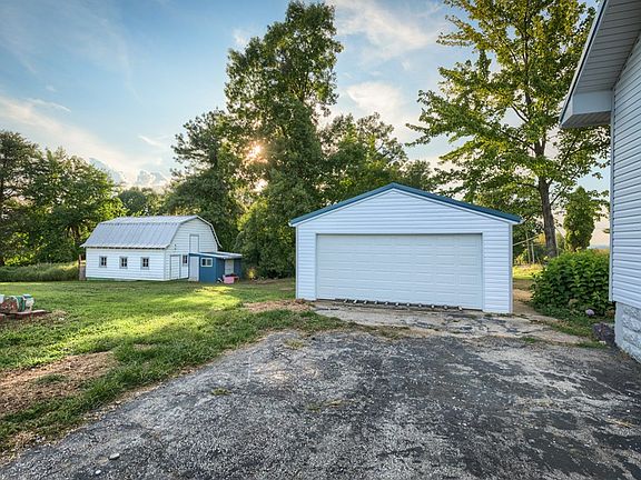 2nd image of 15 Scenic Hilltop Ln