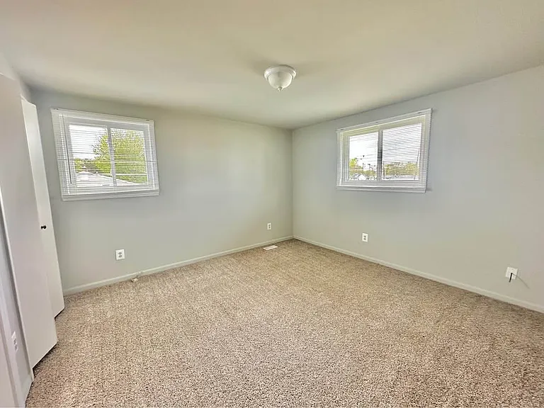 23121 Hoffman St — Photo 11