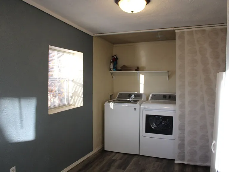 112 N Walnut St — Photo 8