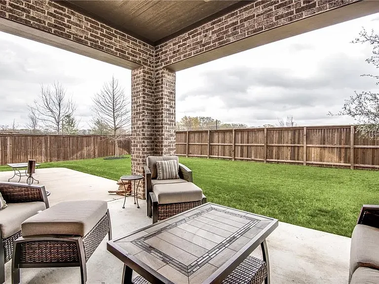 580 Butchart Dr — Photo 14