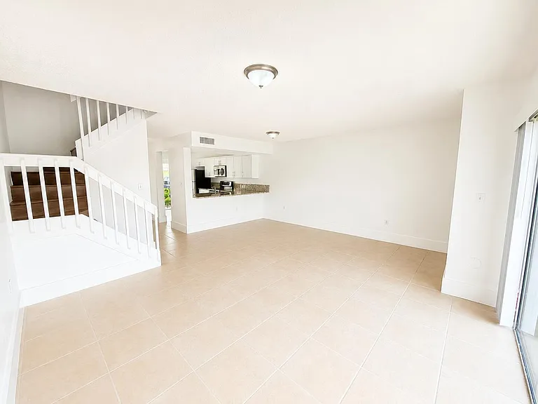 887 Crystal Lake Dr — Photo 7