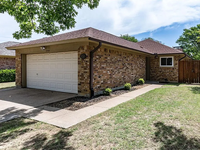 1714 Red Bud Ln — Photo 1