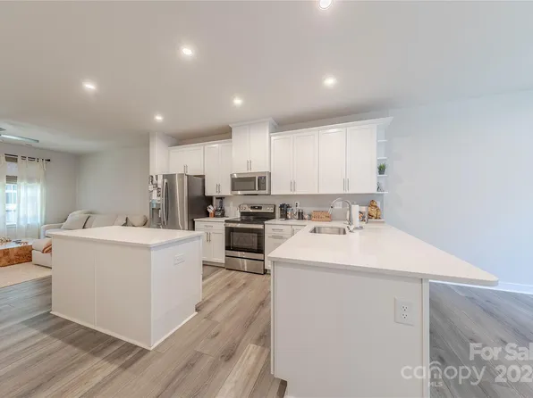 520 Ferncroft Ct, Charlotte, NC 28205