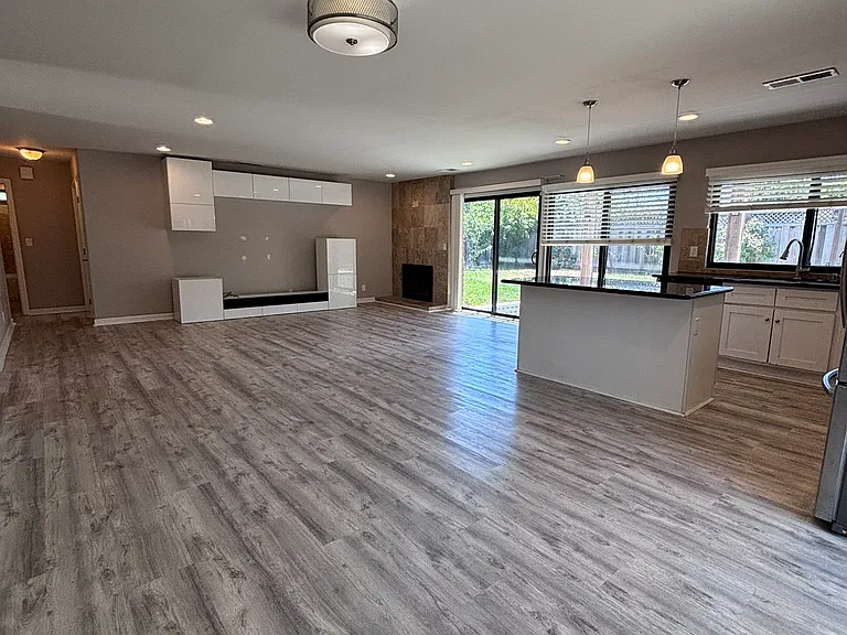 2348 Sawyer Ct — Photo 10