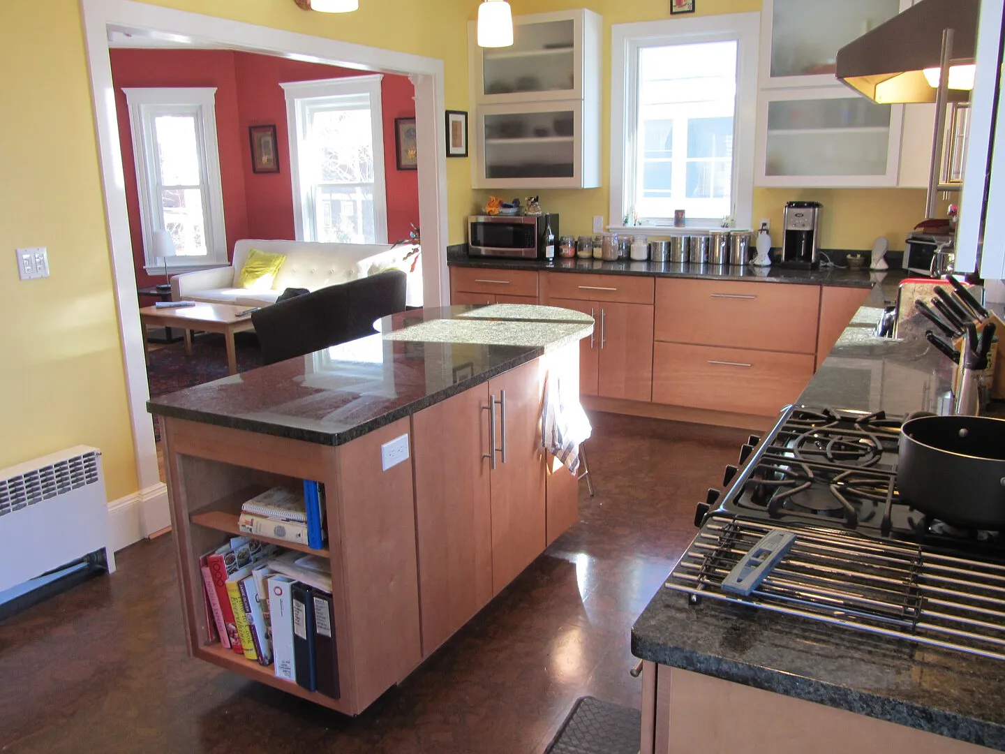 Spacious sunny home. Quiet street, chefs kitchen, outdoor space — Photo 2