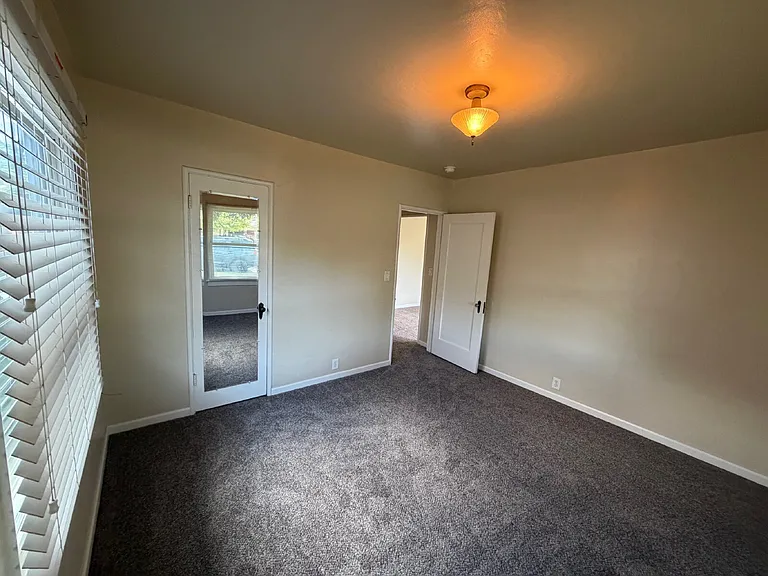 1055 W 22nd St — Photo 3