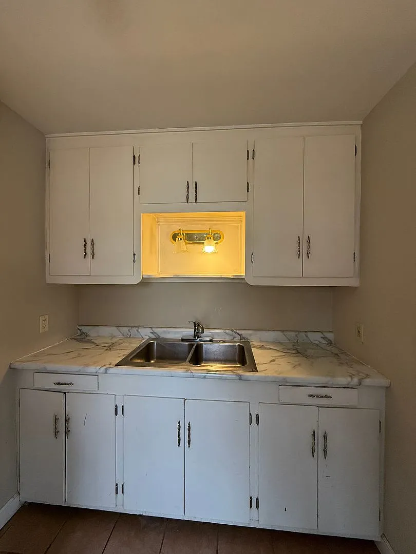 562 Edmund Ave W — Photo 2
