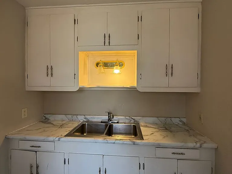 562 W Edmund Ave — Photo 2