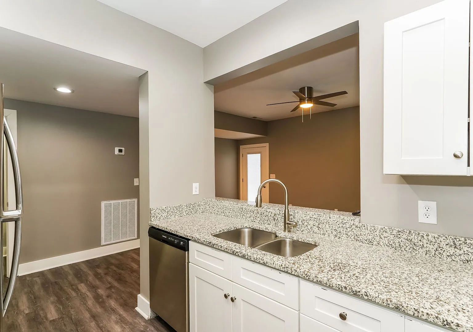 216 Moss View — Photo 4